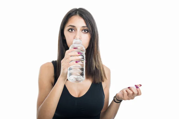 Portrét fit Girl pití z láhve vody — Stock fotografie