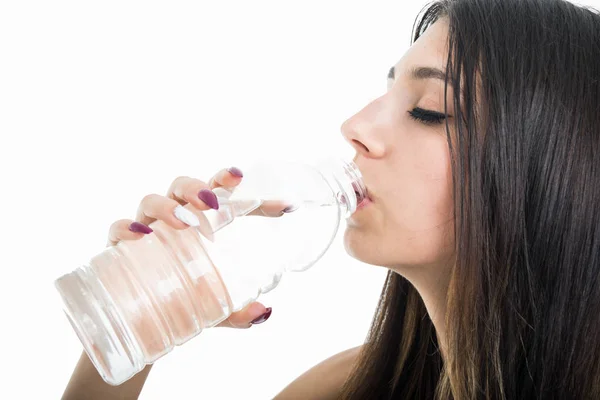 Primer plano de la chica en forma bebiendo botella de agua — Foto de Stock