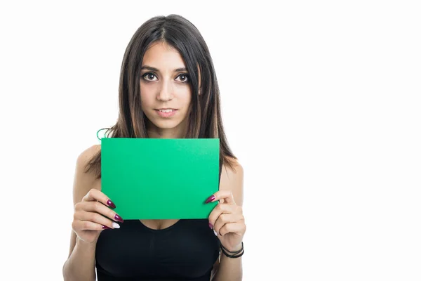 Portret van fit meisje houdt van groen karton — Stockfoto