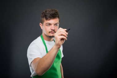 Süpermarket işveren görünmez tahtaya yazma