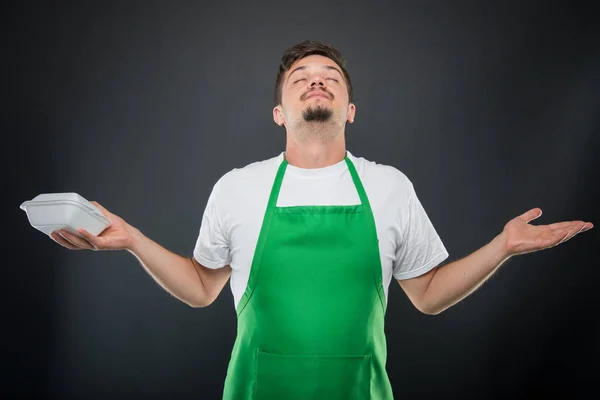 Ritratto supermercato datore di lavoro tenendo scatola pranzo guardando in alto — Foto Stock