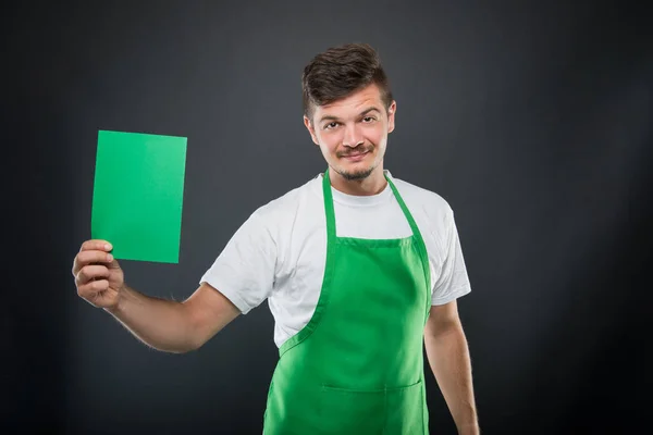 Portret supermarkt werkgever houdt van groen karton — Stockfoto