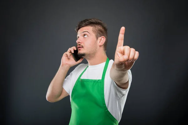 Портрет работодатель супермаркета говорит на смартфоне жестом хо — стоковое фото