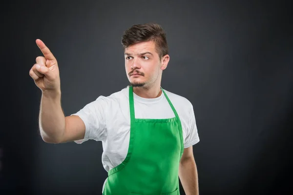 Employeur de supermarché utilisant le tableau numérique invisible — Photo