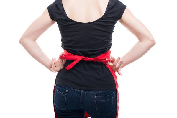 Menina empregada na visão traseira ajustando seu avental — Fotografia de Stock
