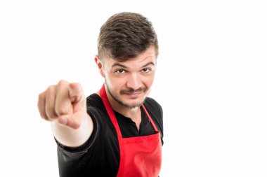 Çekici erkek süpermarket işveren işaretleme kamera portresi