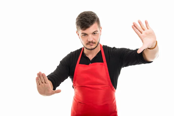 Ritratto del datore di lavoro maschio del supermercato che tiene vetro invisibile — Foto Stock