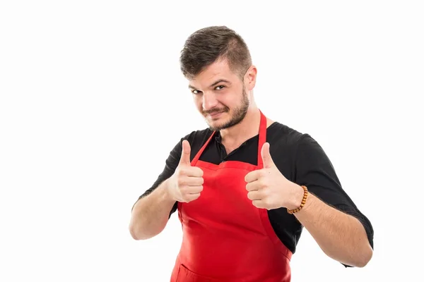Freundlicher männlicher Supermarkt-Arbeitgeber zeigt doppelte Geste — Stockfoto