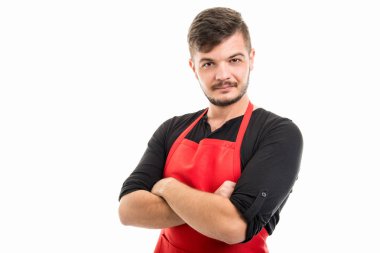 Silah ile ayakta gülümseyen süpermarket işveren geçti