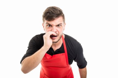 Çığlık gibi ele sahip erkek süpermarket işveren