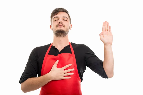 Masculino supermercado empregador fazendo juramento gesto — Fotografia de Stock