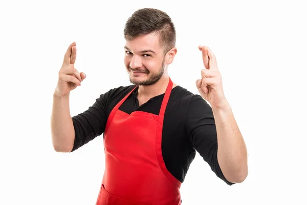 Feliz supermercado empregador segurando dedos duplos cruzado — Fotografia de Stock