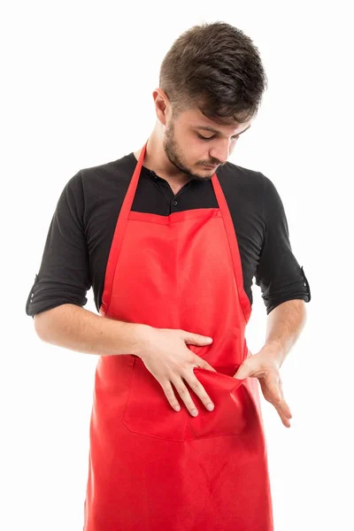 Mężczyzna supermarket pracodawca szuka w kieszeni fartucha — Zdjęcie stockowe