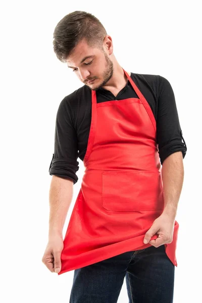 Männlicher Supermarkt-Arbeitgeber hält seine Schürze hoch — Stockfoto