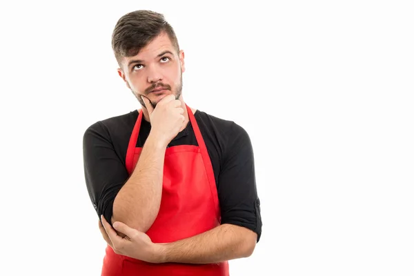 Supermarket pracodawca stoi patrząc w górę i myślenia — Zdjęcie stockowe