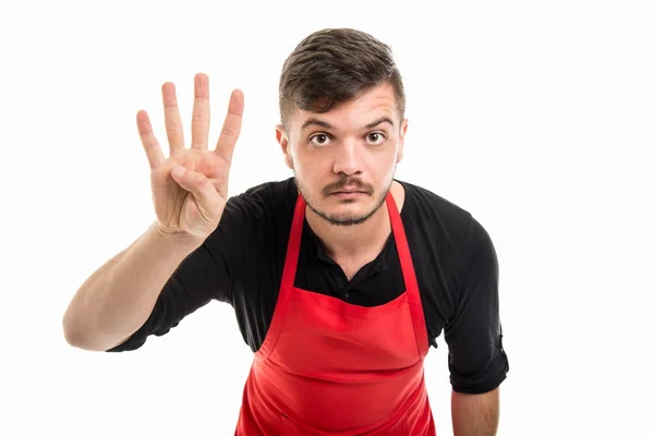 Hombre empleador de supermercado mostrando número cuatro —  Fotos de Stock