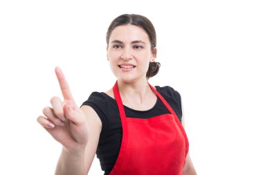 Gülümseyen kadın parmağını ile ekranın dokunmadan 