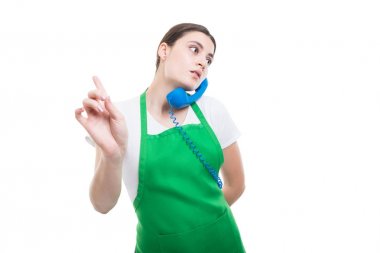 Telefonda konuşurken meşgul kadın katip