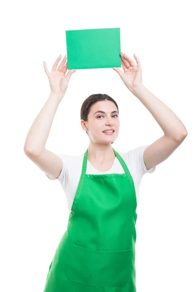 Belle employée de supermarché montrant du papier vierge — Photo