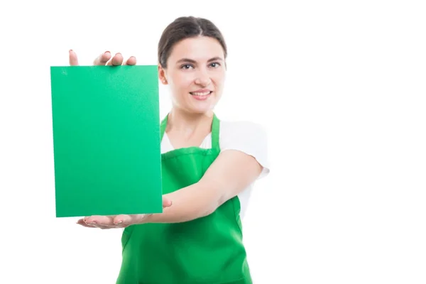 Supermarket employer holding green paper card — Stock Photo, Image