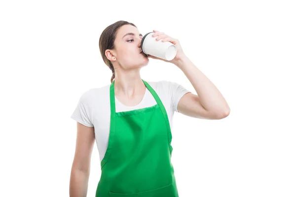 Jovem empregador beber café descartável quente — Fotografia de Stock