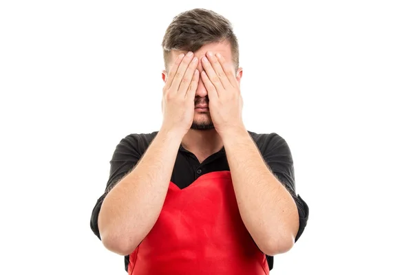 Male supermarket employer covering eyes like not seeing — Stock Photo, Image