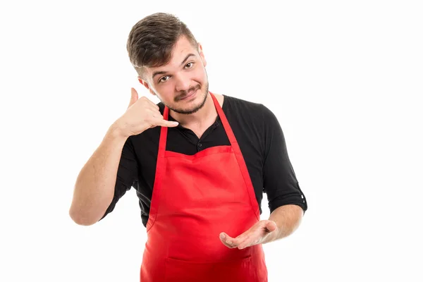 Masculino supermercado empregador mostrando chamada gesto — Fotografia de Stock