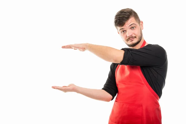 Работодатель супермаркета держит копирайт обеими руками — стоковое фото