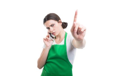 Bir müşteri ile konuşurken meşgul mağaza çalışanı