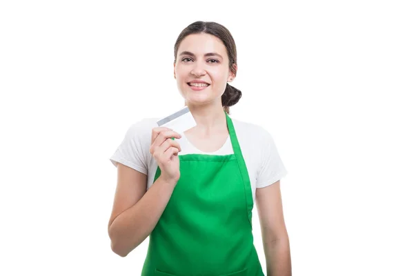 Весела жінка клерк позує з кредитною карткою — стокове фото