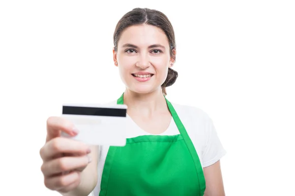 Retrato de hermosa merchandiser dando tarjeta de débito —  Fotos de Stock