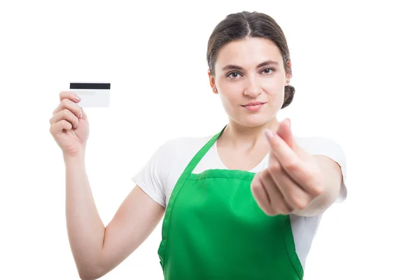 Asistente de ventas chica con tarjeta de débito —  Fotos de Stock