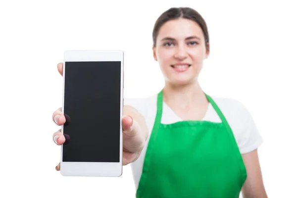 Mujer sonriente empleadora que presenta un teléfono inteligente —  Fotos de Stock