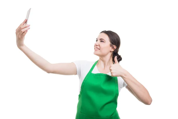 Menina feliz empregado tirando uma selfie — Fotografia de Stock