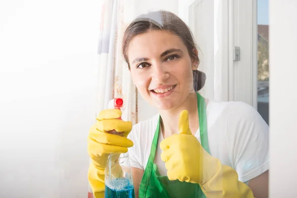 Temizlikçi kadın ev temizliği için hazır — Stok fotoğraf