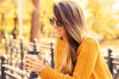 Güzel kadının paket servisi olan restoran kahve fincanı