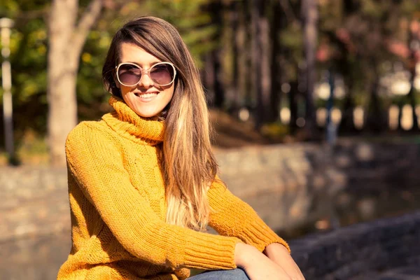 Retrato de menina bonita alegre com suéter amarelo — Fotografia de Stock