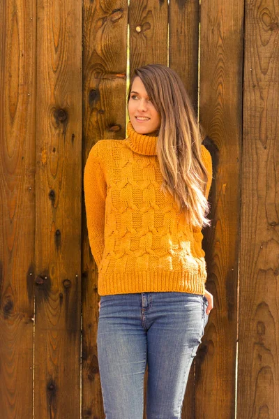 Fashionable woman posing outdoors on wooden background — Stock Photo, Image