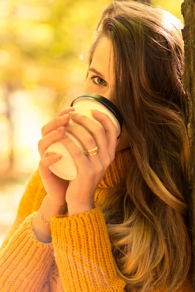 Mujer joven disfrutando de café fresco al aire libre —  Fotos de Stock