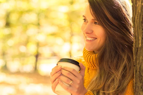 Hermosa chica con café de pie en el parque —  Fotos de Stock