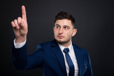 Boş ekranda gösteren takım elbiseli başarılı erkek