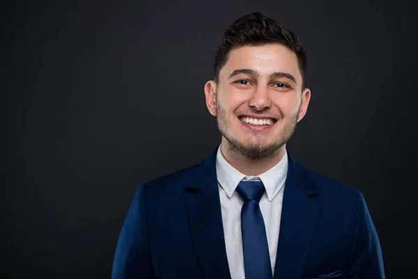 Porträt eines jungen lächelnden Geschäftsmannes — Stockfoto