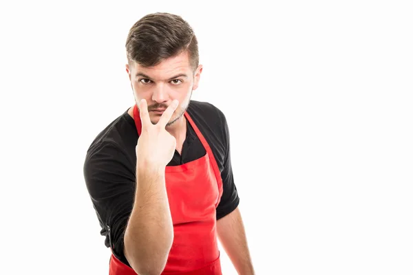 Mannelijke supermarkt werkgever tonen kijken die u gebaar — Stockfoto