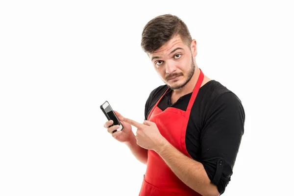 Retrato del empleador del supermercado masculino señalando teléfono inteligente — Foto de Stock