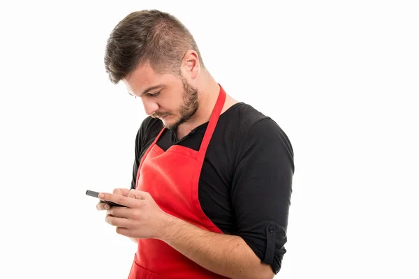 Retrato del empleador del supermercado masculino navegando en el teléfono inteligente — Foto de Stock