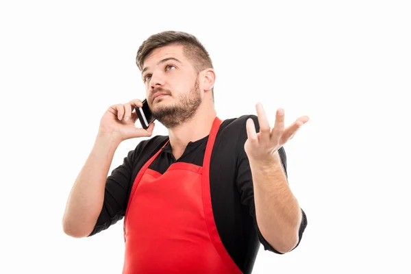 Portrait d'un employeur de supermarché masculin faisant un geste au téléphone — Photo