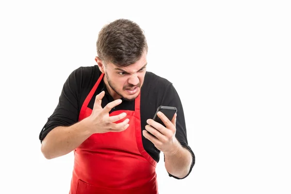 Portret van mannelijke supermarkt werkgever schreeuwen tegen telefoon — Stockfoto