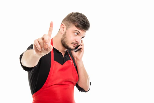 Hombre empleador de supermercado hablando por teléfono mostrando asimiento —  Fotos de Stock