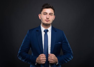 Resmi kıyafeti çekici genç iş adamı 