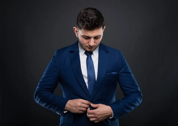 Hombre de negocios guapo abotonando su chaqueta de traje —  Fotos de Stock